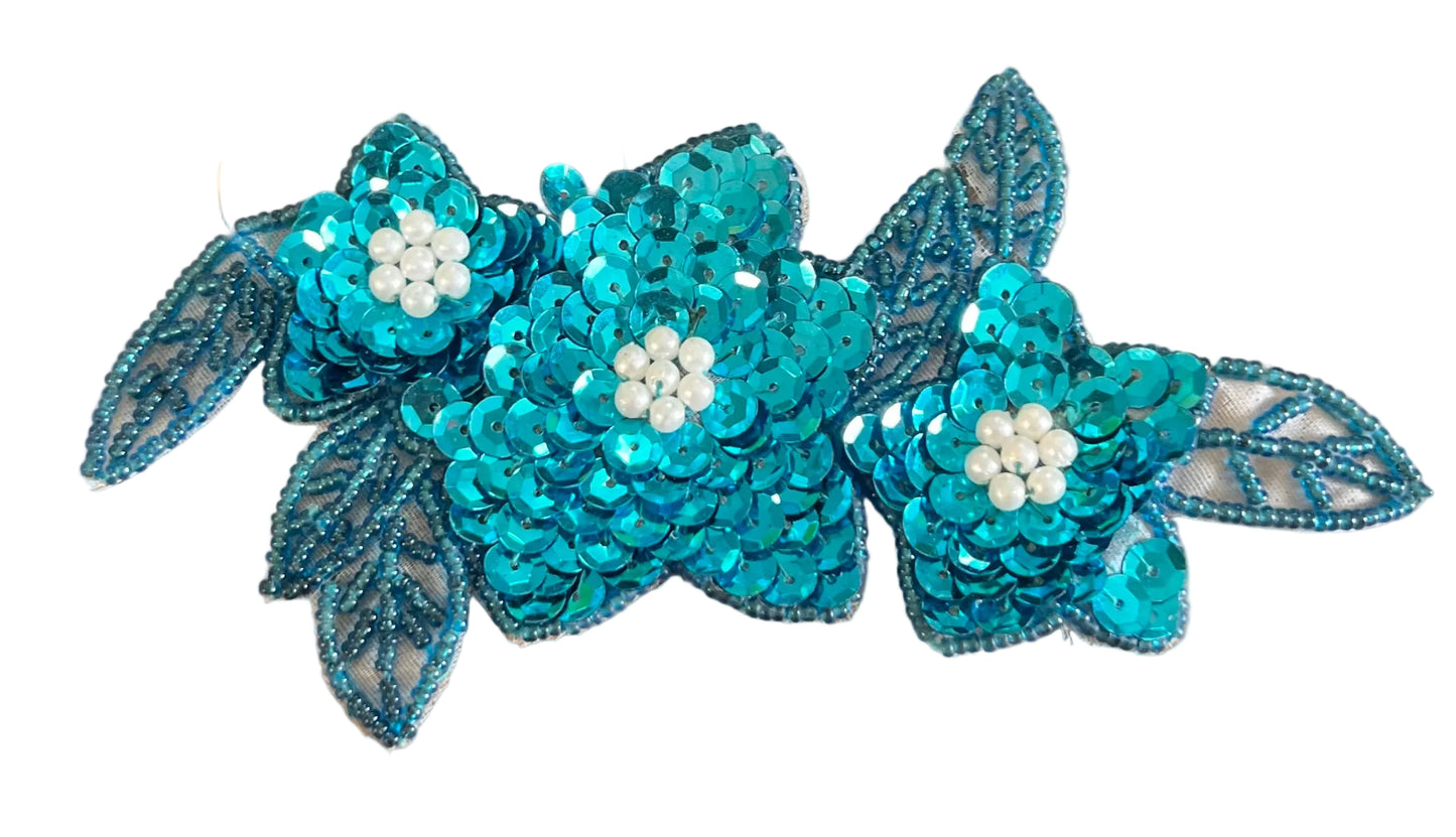 Triple ramillete de flores con lentejuelas y cuentas turquesas y centros de perlas 5.75" x 3.5"