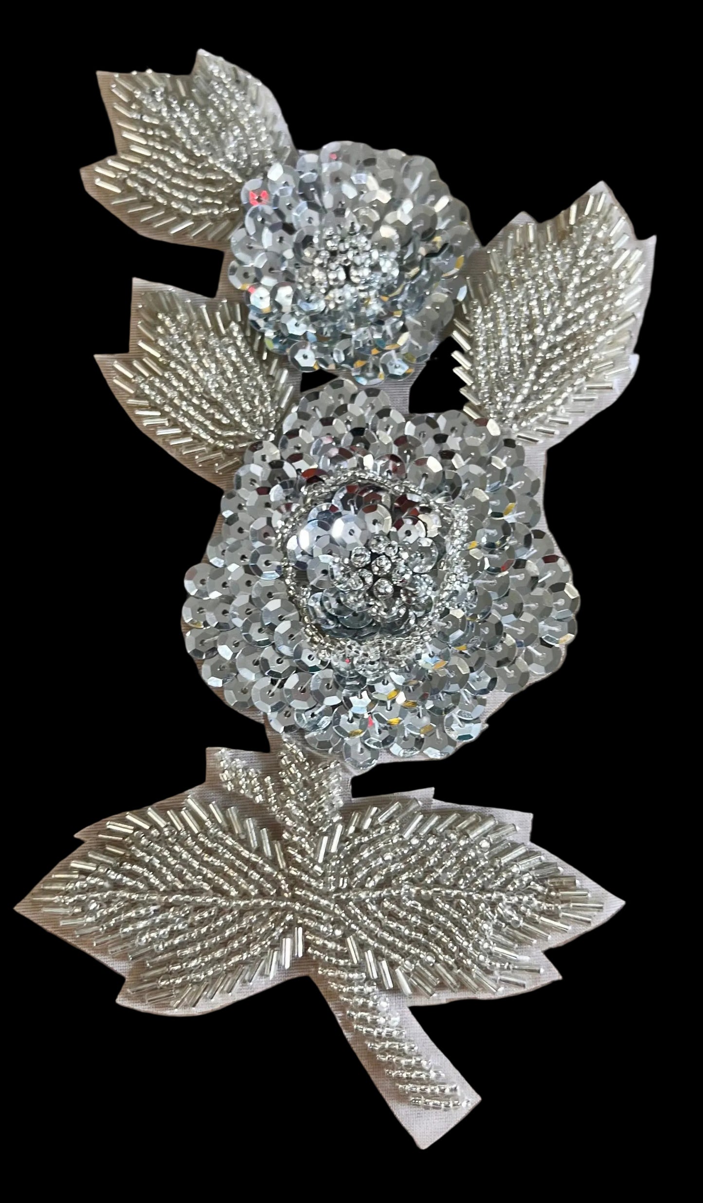 Adorno Floral - Lentejuelas y Cuentas Plateadas 7" x 4"