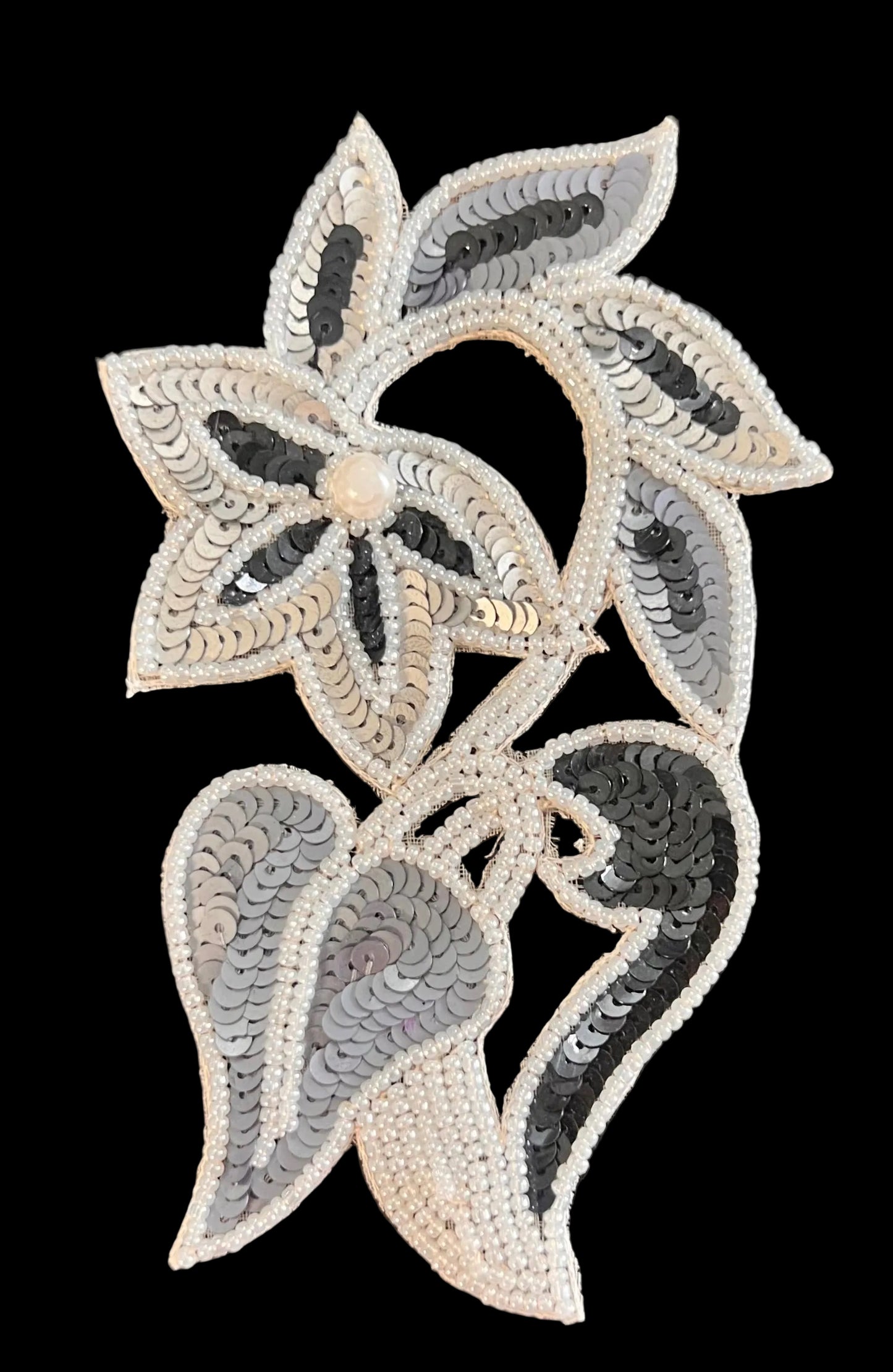Flor con lentejuelas color bronce y cuentas y perlas blancas de 15 x 7,5 cm