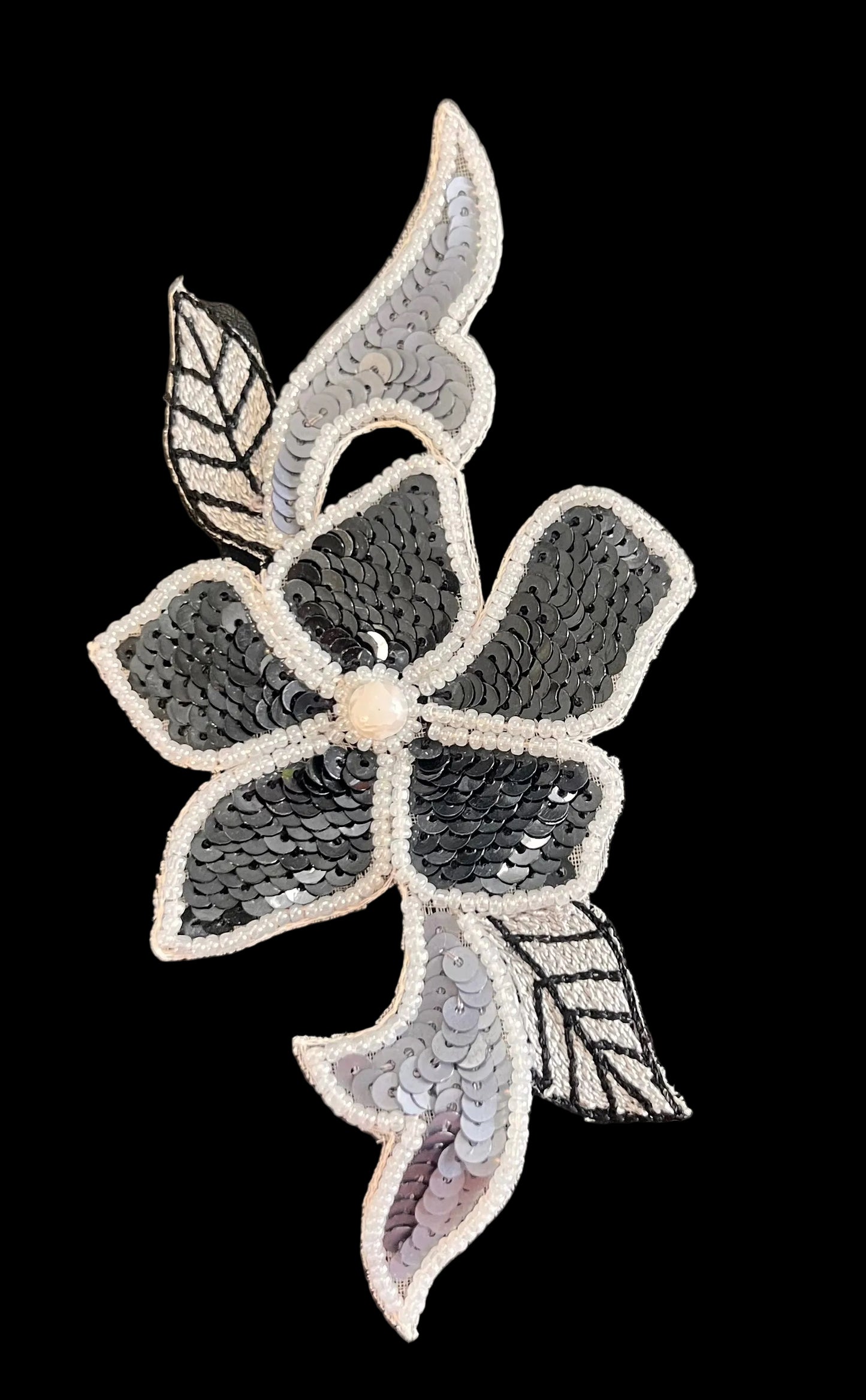 Flor multicolor gris con lentejuelas y perlas de 3" x 5.5"
