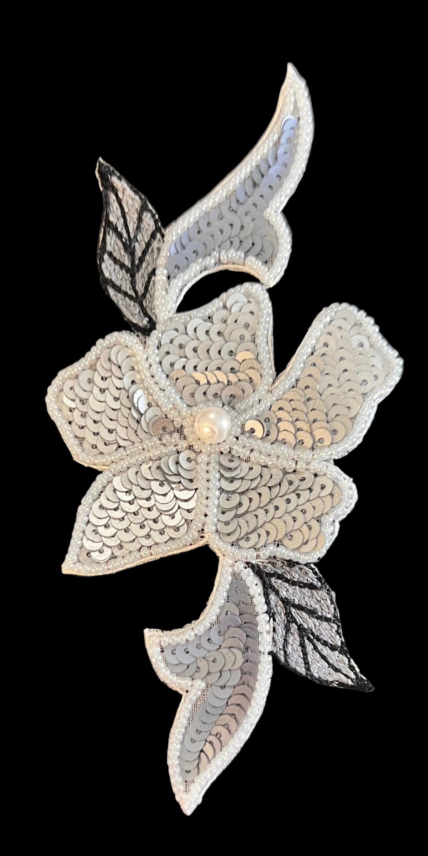 Flor multicolor de tonos grises con lentejuelas, abalorios y perlas de 7.6 x 14 cm