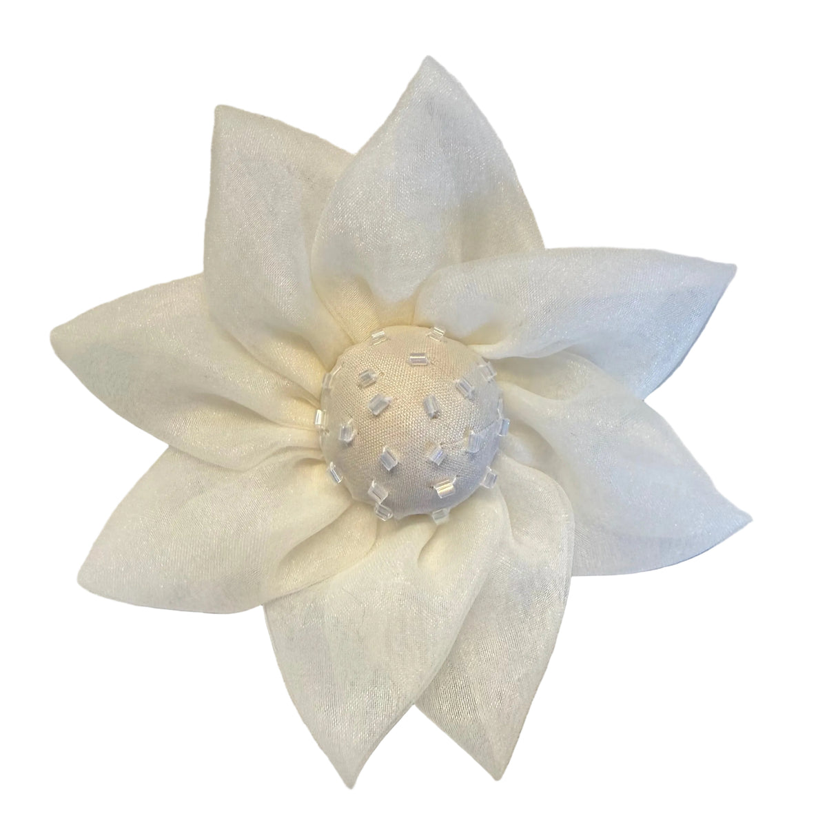 Flor de Organza Blanco Hueso con Pequeñas Perlas Blancas en el Centro 10 cm