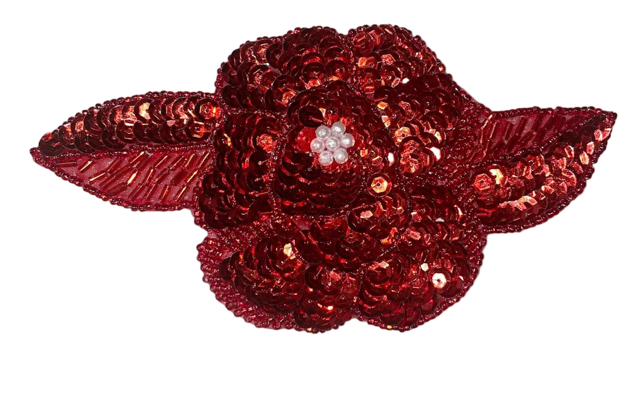 Flor con lentejuelas rojas y cuentas blancas 15 cm x 7.5 cm