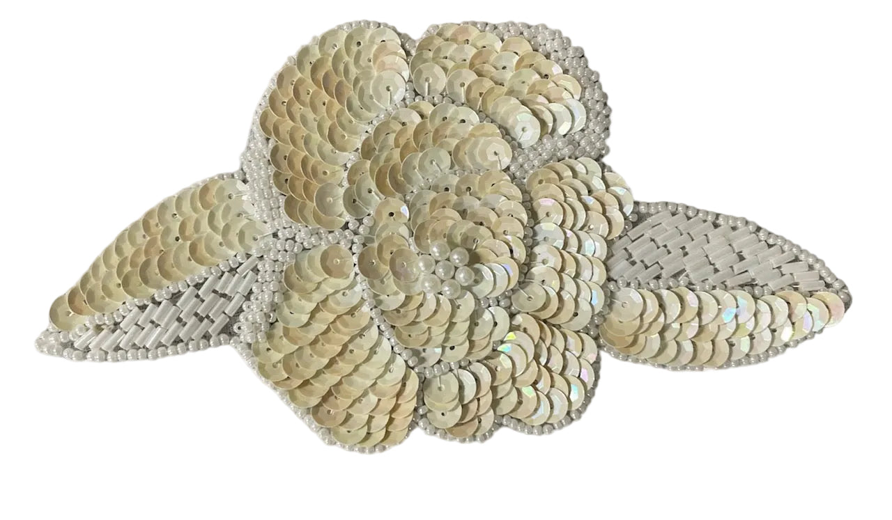 Flor con lentejuelas y cuentas blanquecinas de 3.5" x 6"