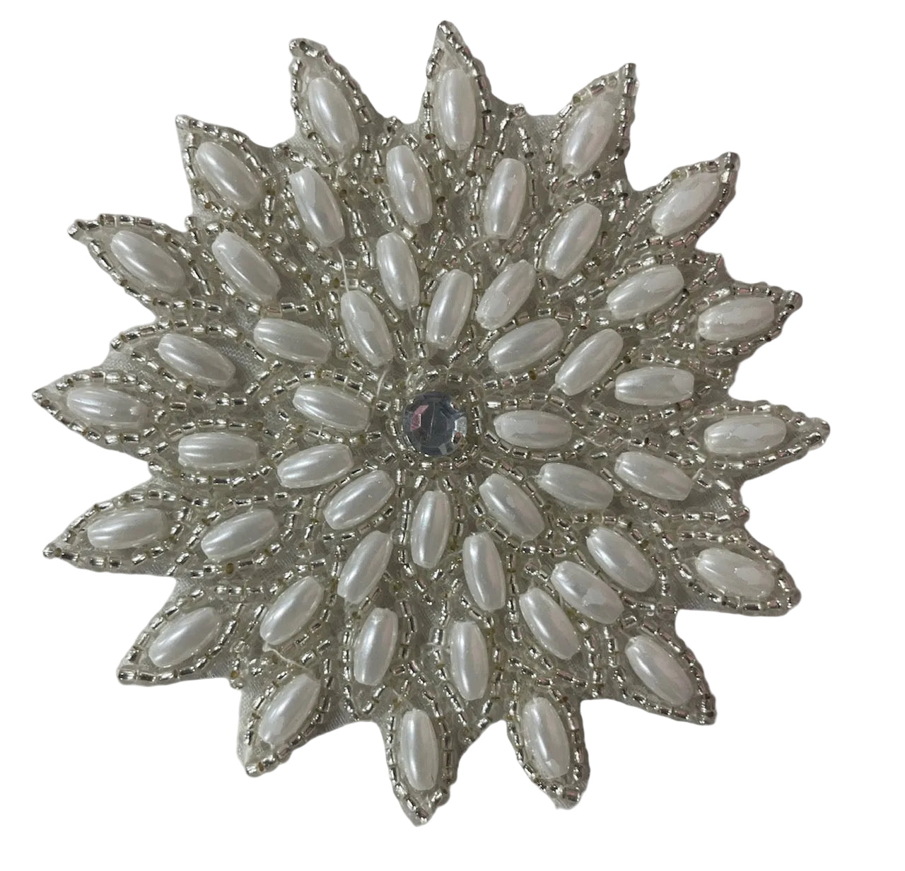 Flor con cuentas plateadas y perlas blancas con un centro de diamantes de imitación de 3.25” x 3.25”
