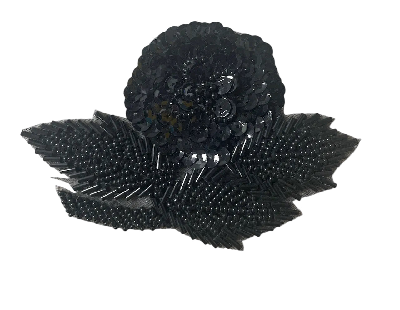 Flor con lentejuelas y cuentas negras 3.75" x 4.5"
