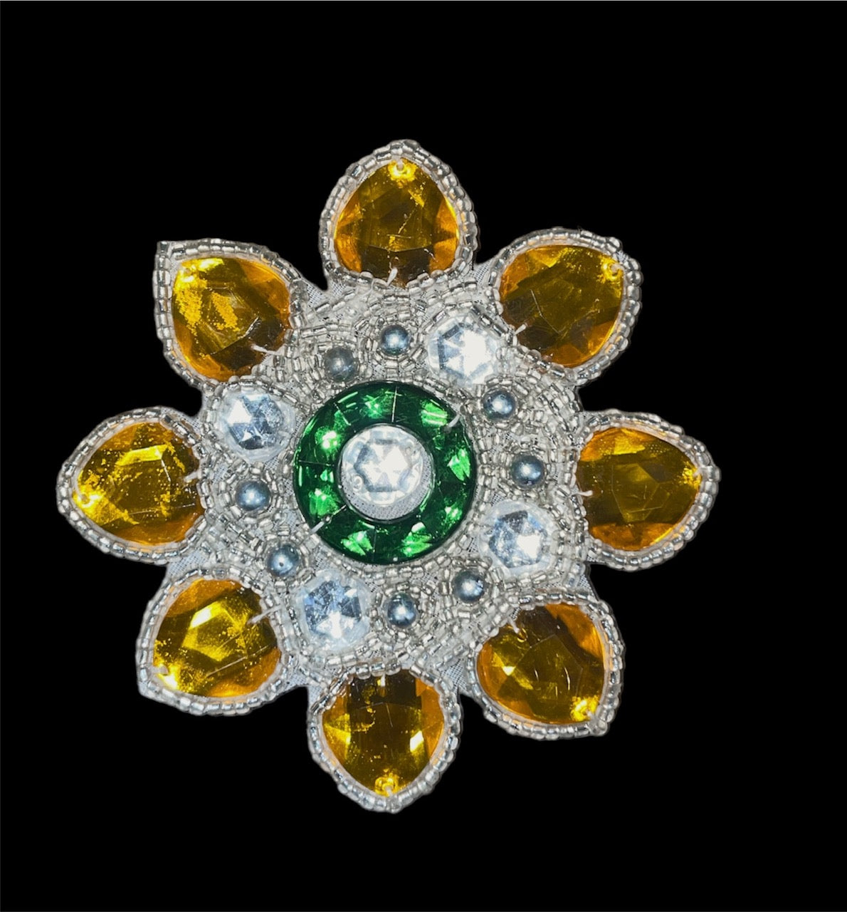 Elección de motivo de diseñador con pedrería multicolor en plata, transparente, verde y dorado o negro, transparente, verde y dorado de 3.25"