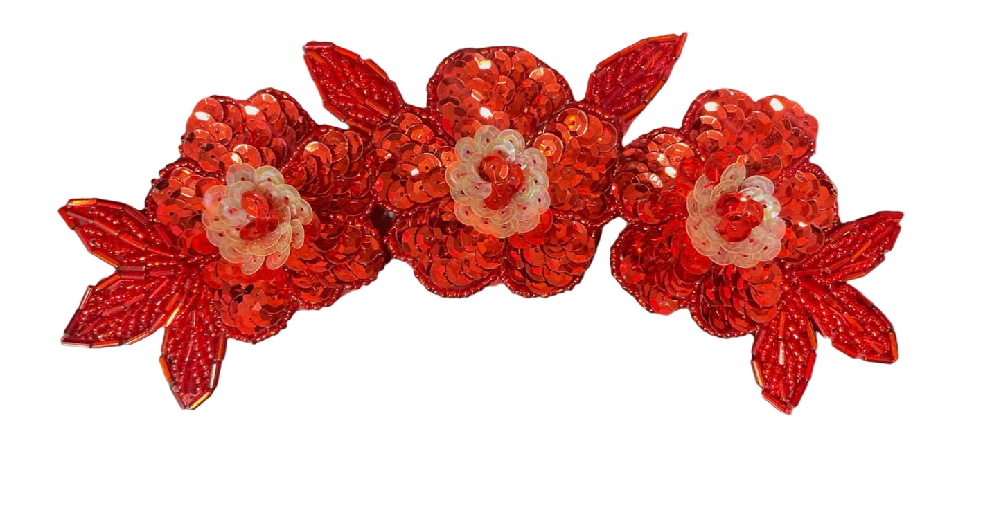 Aplicación artesanal de triple flor con lentejuelas rojas y abalorios de 17.78 cm x 7.62 cm