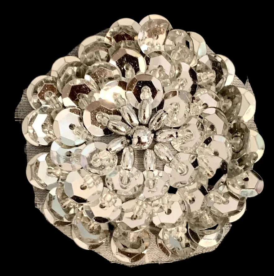 Flor plateada con lentejuelas y cuentas en capas 5 cm