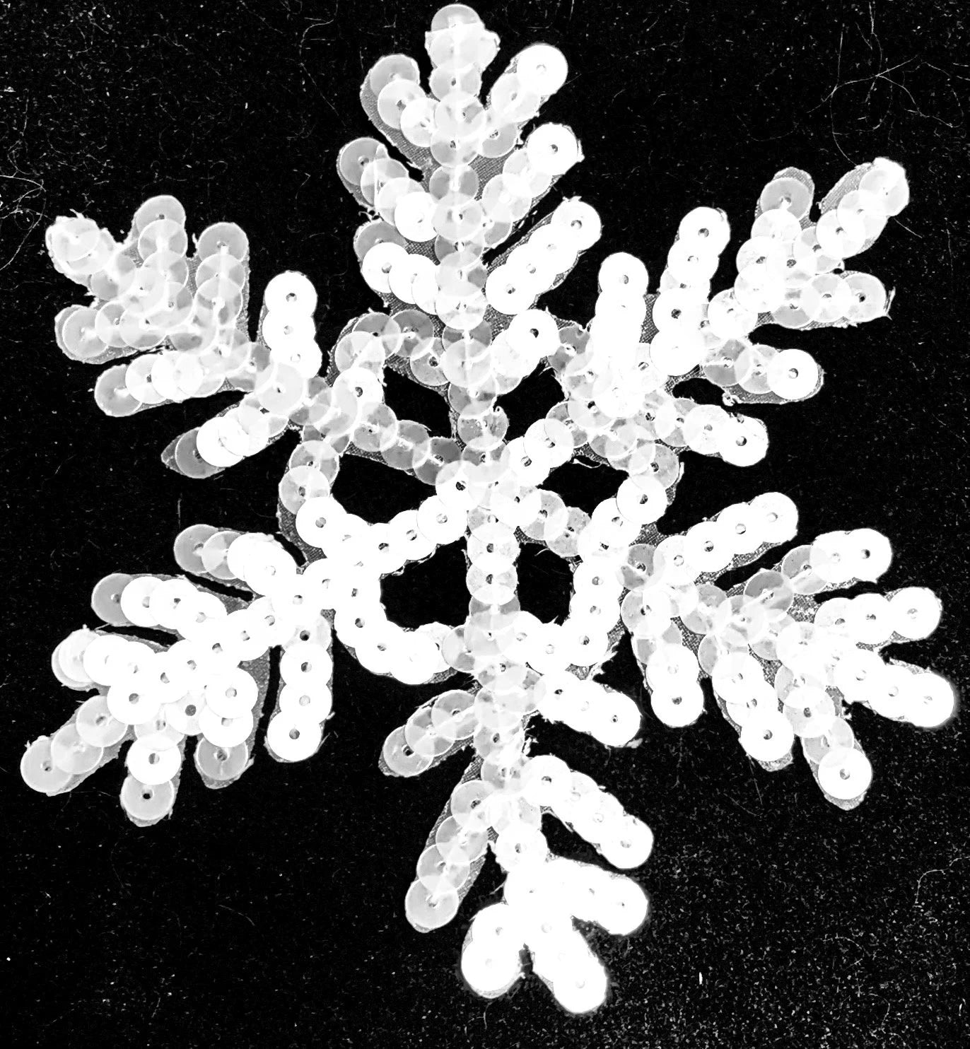 Copo de nieve con lentejuelas iridiscentes/blancas de 4.25"