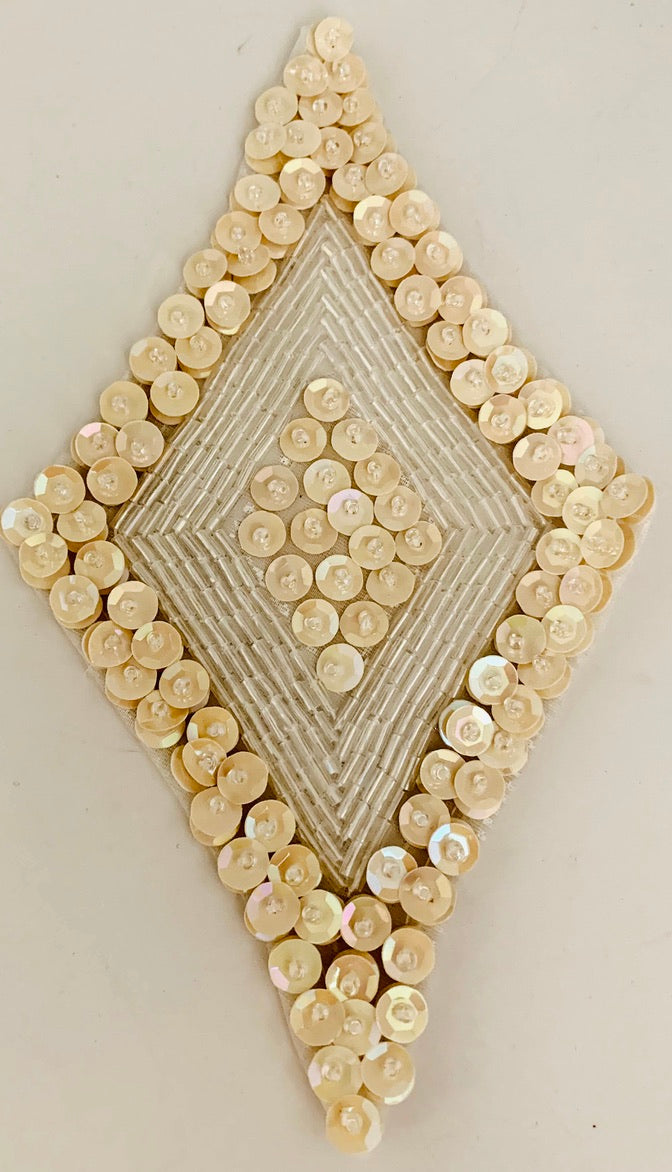 Diamante de diseño con lentejuelas beige en relieve y cuentas iridiscentes 6.25" x 3.5"