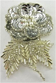Flor Individual con Lentejuelas y Cuentas Plateadas con Perla 3" x 2"