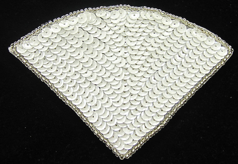 Diseño con Motivo de Abanico con Lentejuelas Blancas y Cuentas Plateadas 3.5" x 5"