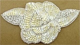 Flor con lentejuelas y abalorios beige