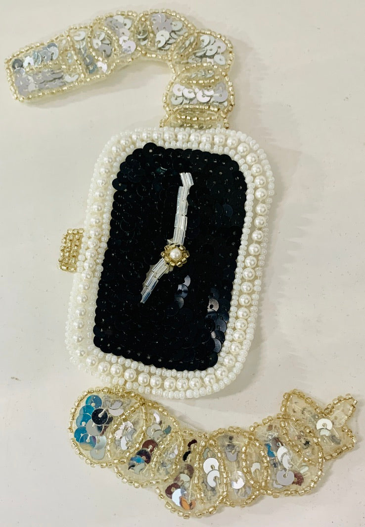 Diseño de reloj de pulsera con lentejuelas plateadas y negras y cuentas plateadas, negras, perladas y blancas de 7.5" x 5"