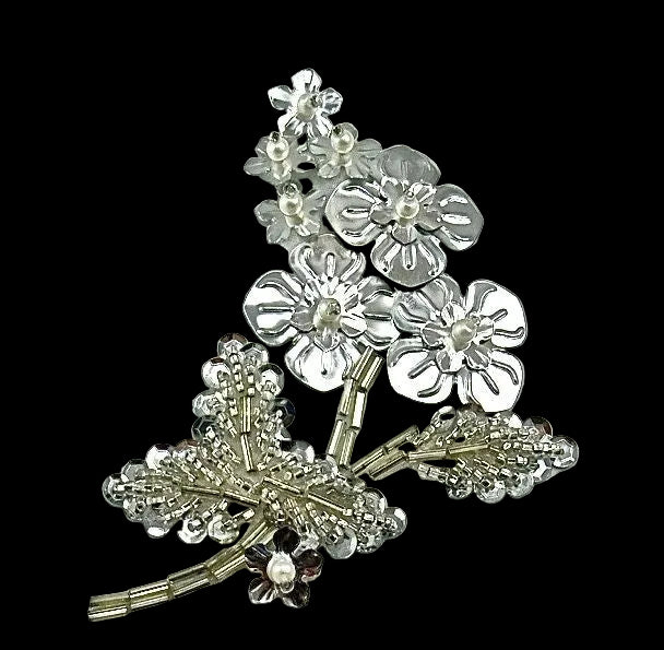 Flor con cuentas plateadas y perlas de 2" x 3.5"
