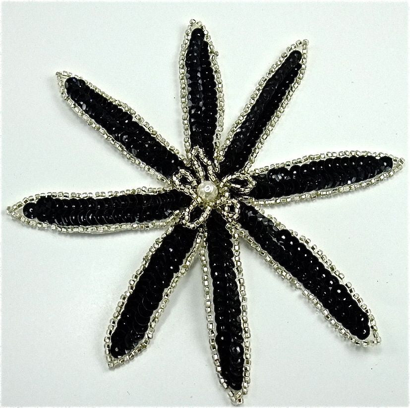 Flor con lentejuelas negras y cuentas plateadas con centro de perla de 15 x 15 cm