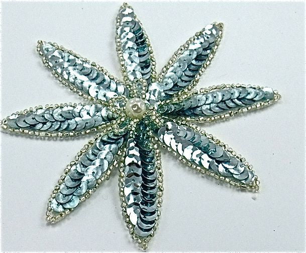 Flor con Pétalos Puntiagudos y Lentejuelas Azul Hielo con Cuentas Plateadas y Perla Central 4" x 4"