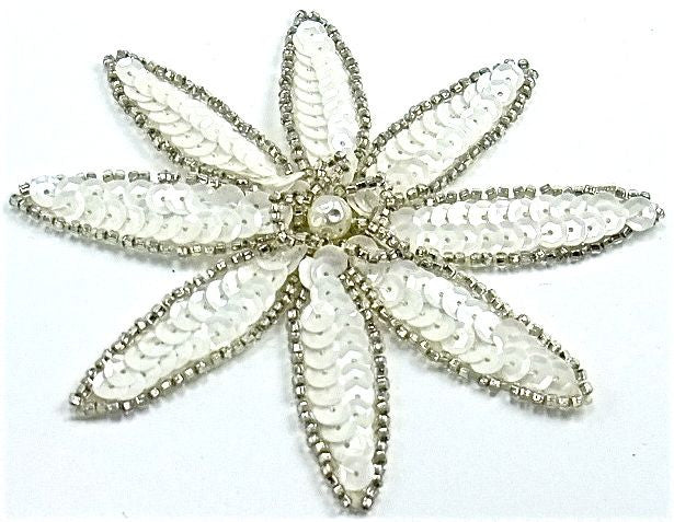 Flor con lentejuelas blancas China y cuentas plateadas con perla central de 4" x 4"