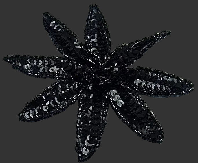 Flor con lentejuelas y abalorios negros 4" x 4"