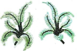 Hoja con lentejuelas iridiscentes verde hielo y cuentas verde oscuro 6" x 3"