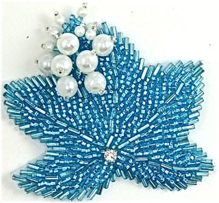 Acento de hoja turquesa con cuentas, perlas y pedrería central de 7.6 x 7.6 cm