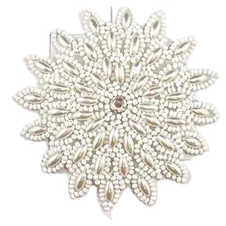 Perlas y Cuentas de Flores Blancas con Centro de Diamantes de Imitación de 3.25" x 3.25"