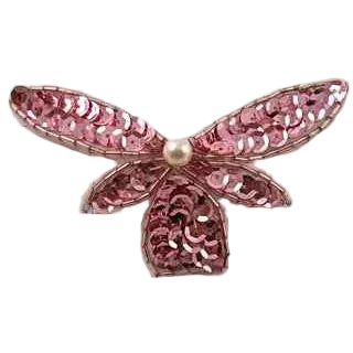 Flor con ala de lentejuelas rosadas y centro de perlas 4" x 3"