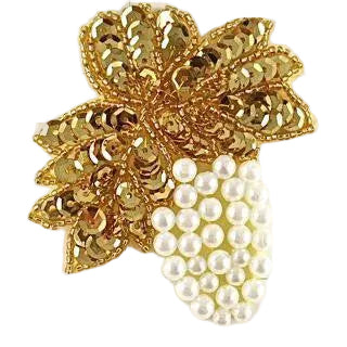 Aplique con motivo de diseñador con lentejuelas doradas y cuentas doradas y blancas de 3.25" x 3"