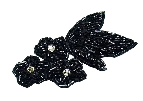 Flor Tres con Cuentas Negras y Tres Diamantes de Imitación 3.5” x 2”