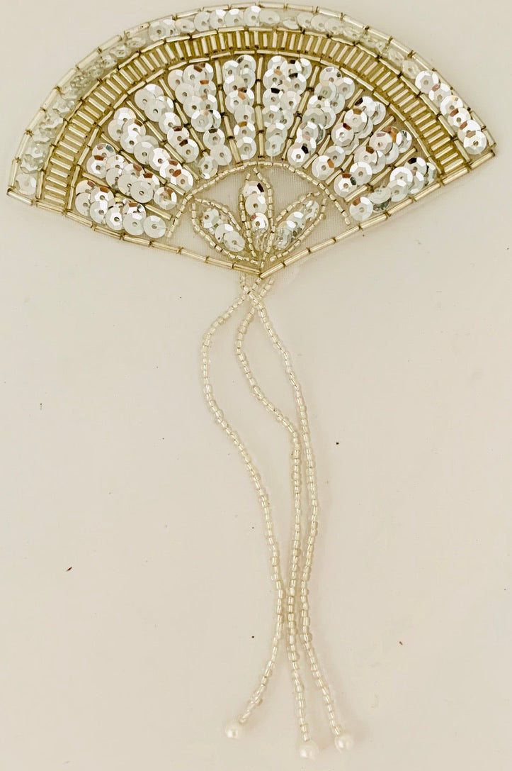 Abanico con lentejuelas plateadas y cuentas 6.5" x 4.5"