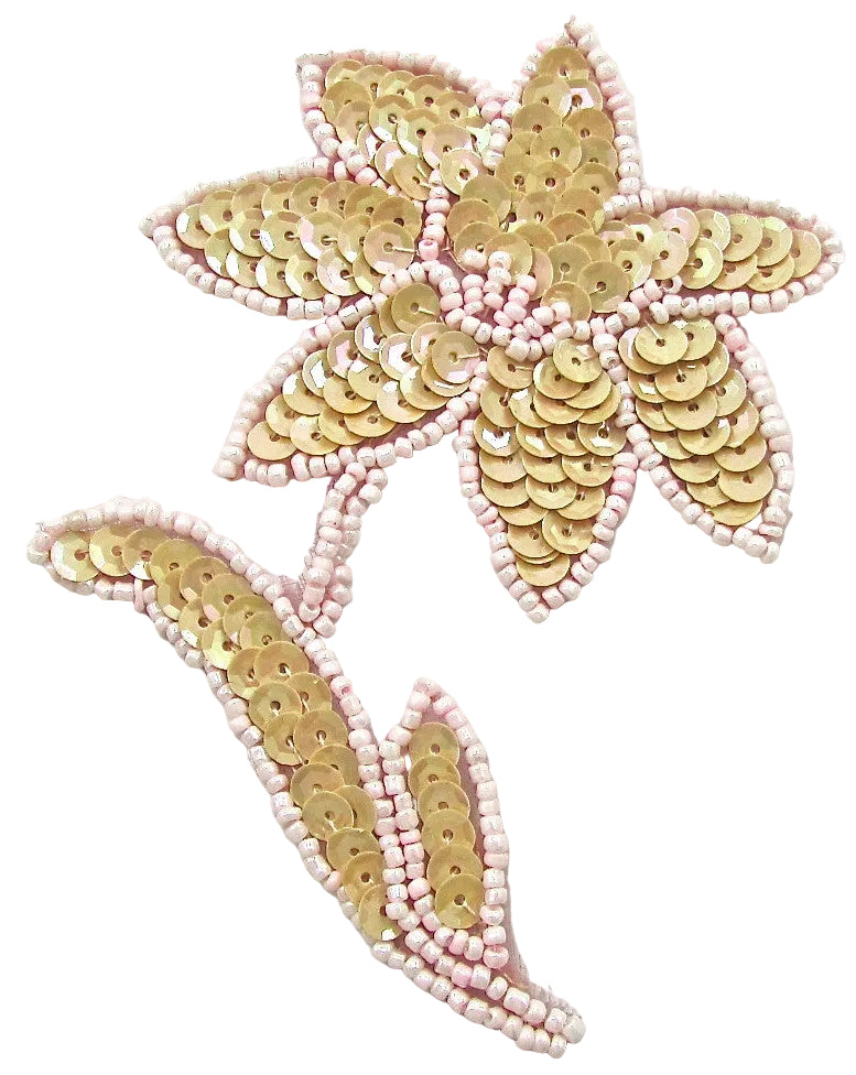 Flor delicada con lentejuelas color caramelo y ribete de cuentas rosa suave de 4.5" x 3"