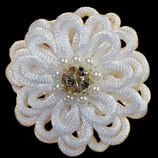 Aplique de flor de seda blanca con centro de diamantes de imitación y perlas. 5 x 5 cm.