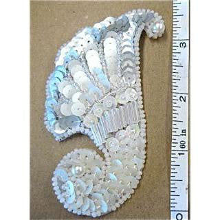 Motivo de diseñador en forma de pluma - Lentejuelas blancas/plateadas - Cuentas blancas 3.5"x 3"