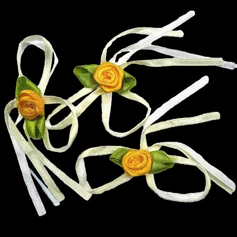 Flor con cinta de satén naranja, verde y blanca