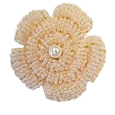 Flor con cuentas iridiscentes de color rosa claro y centro de perlas de 2.5"
