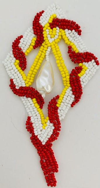 Motivo de diseño con cuentas rojas, blancas y amarillas con perla blanca colgante de 5" x 2.5"cc