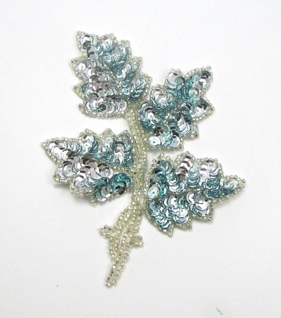Hoja con lentejuelas turquesas y cuentas plateadas 5" x 4"