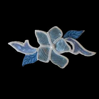 Flor con azules de dos tonos y gris 3" x 6"