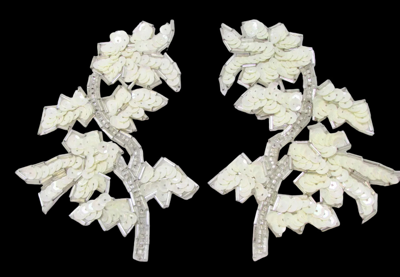 Par de flores con lentejuelas blancas y cuentas plateadas 5" X 2"