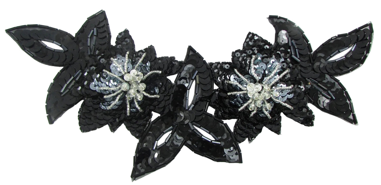Escote floral con dos flores y lentejuelas y abalorios negros y plateados 5" x 10.5"