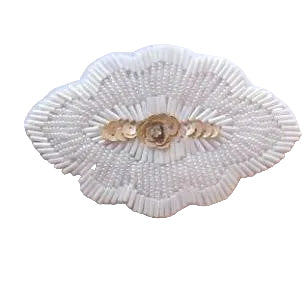 Diseño de Autor - Cuentas Blancas con Diamantes de Imitación y Centro Beige 6.35 cm x 10.16 cm