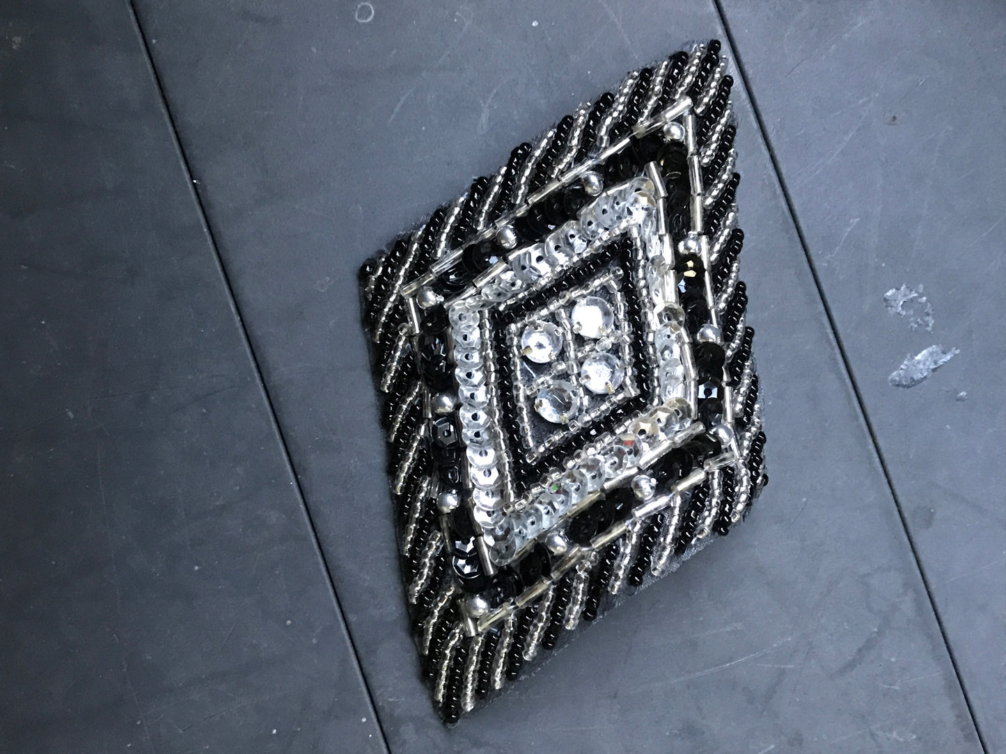 Diseño de motivo con lentejuelas y cuentas negras y plateadas en forma de diamante 5" x 3"