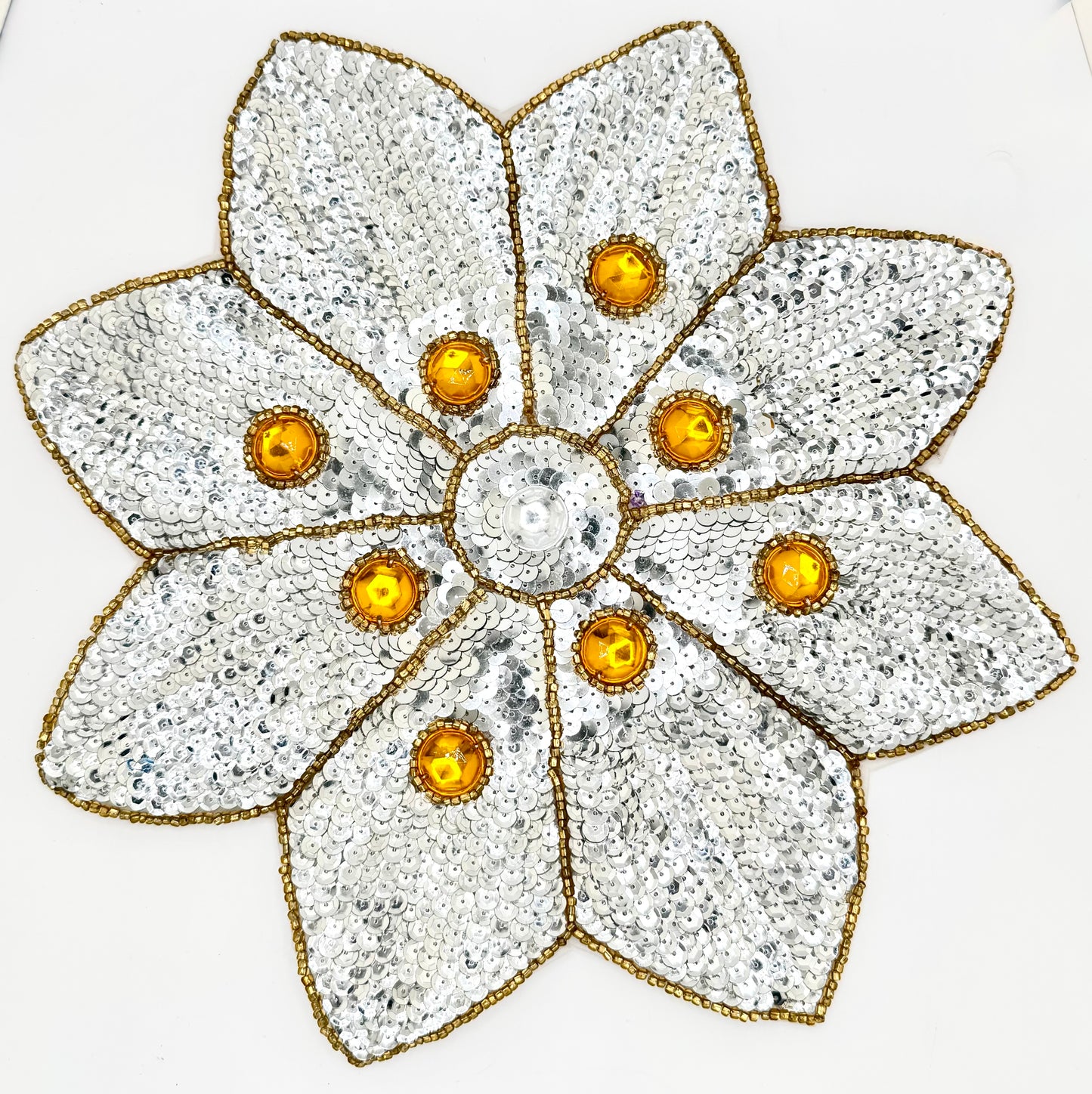 Flor con lentejuelas plateadas, cuentas doradas y pedrería de 11.5 pulgadas