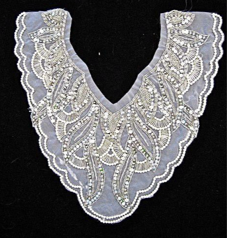 Escote con motivo de diseño - Lentejuelas plateadas - Cuentas - Perlas blancas 32,38 cm x 31,75 cm
