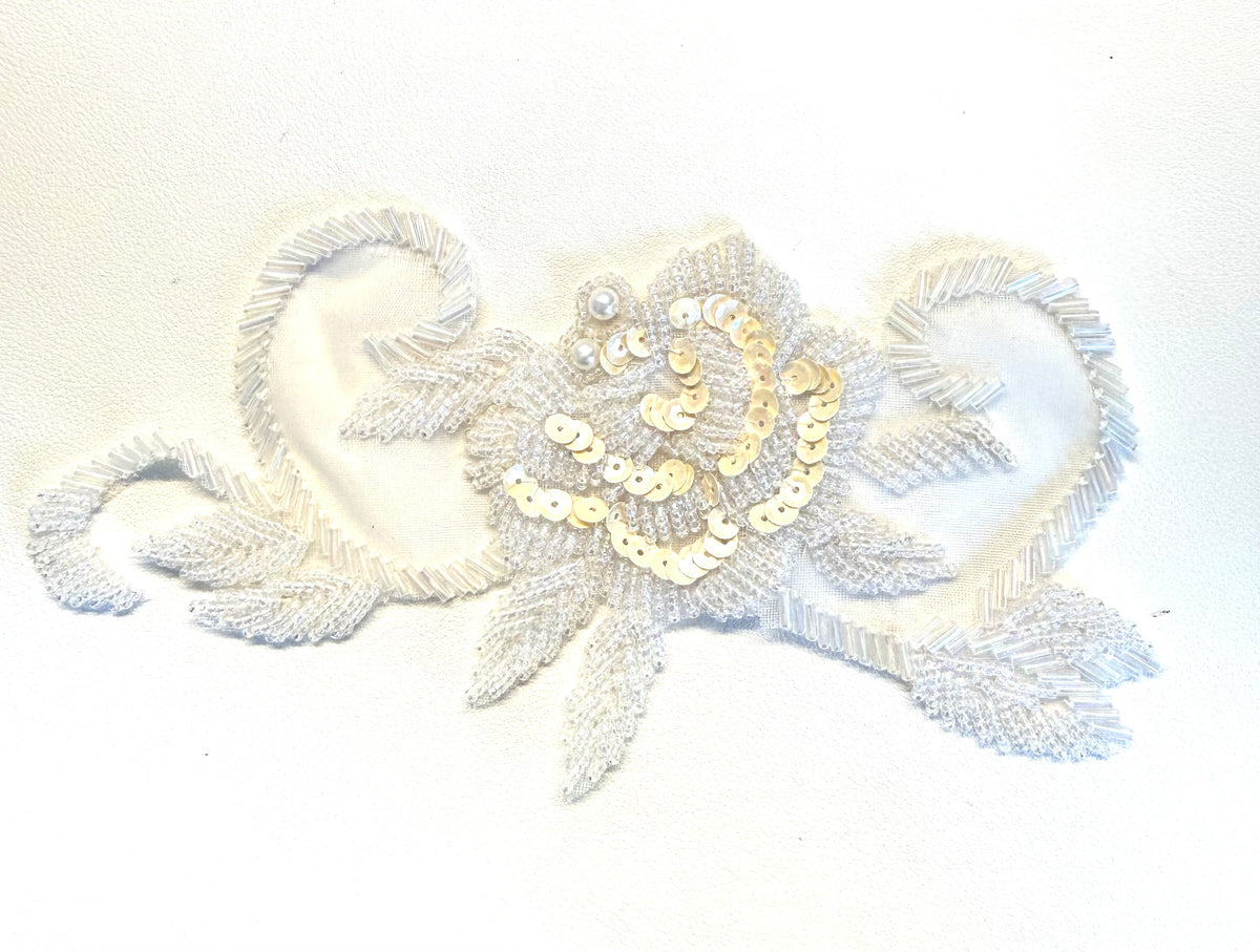 Motivo floral - Lentejuelas iridiscentes beige - Cuentas blancas - 7.5” x 4.25”