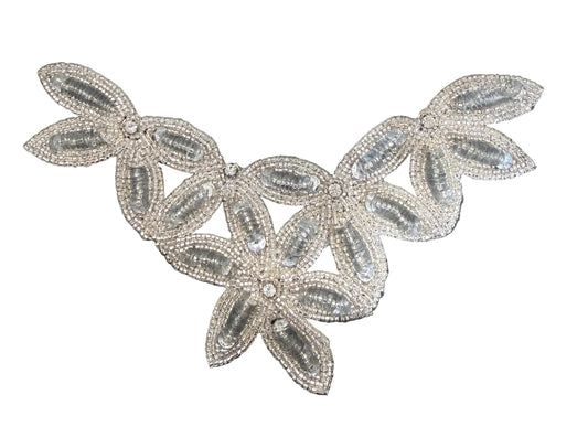 Collar con lentejuelas y cuentas plateadas con pedrería de 17.78 cm x 15.24 cm
