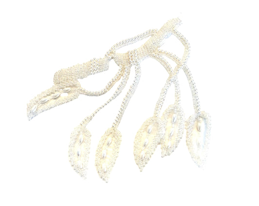 Diseño de hoja con abalorios blancos de plumas y perlas de 7 x 7 pulg.
