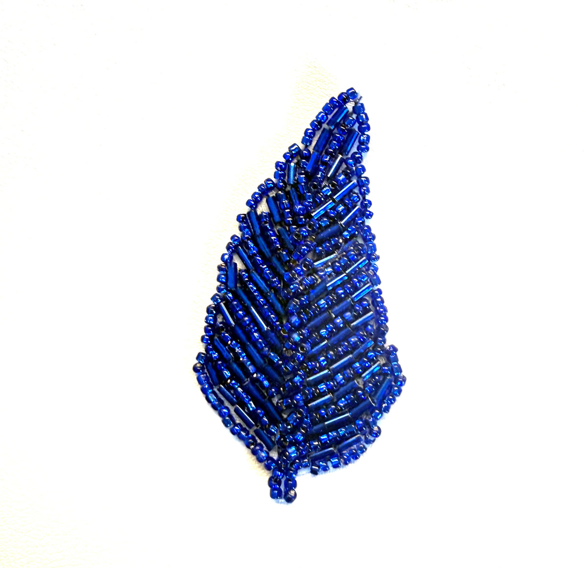 Par de hojas con 4 colores variantes: azul real, rosa, rojo, negro. Cuentas de 3" x 1.5"