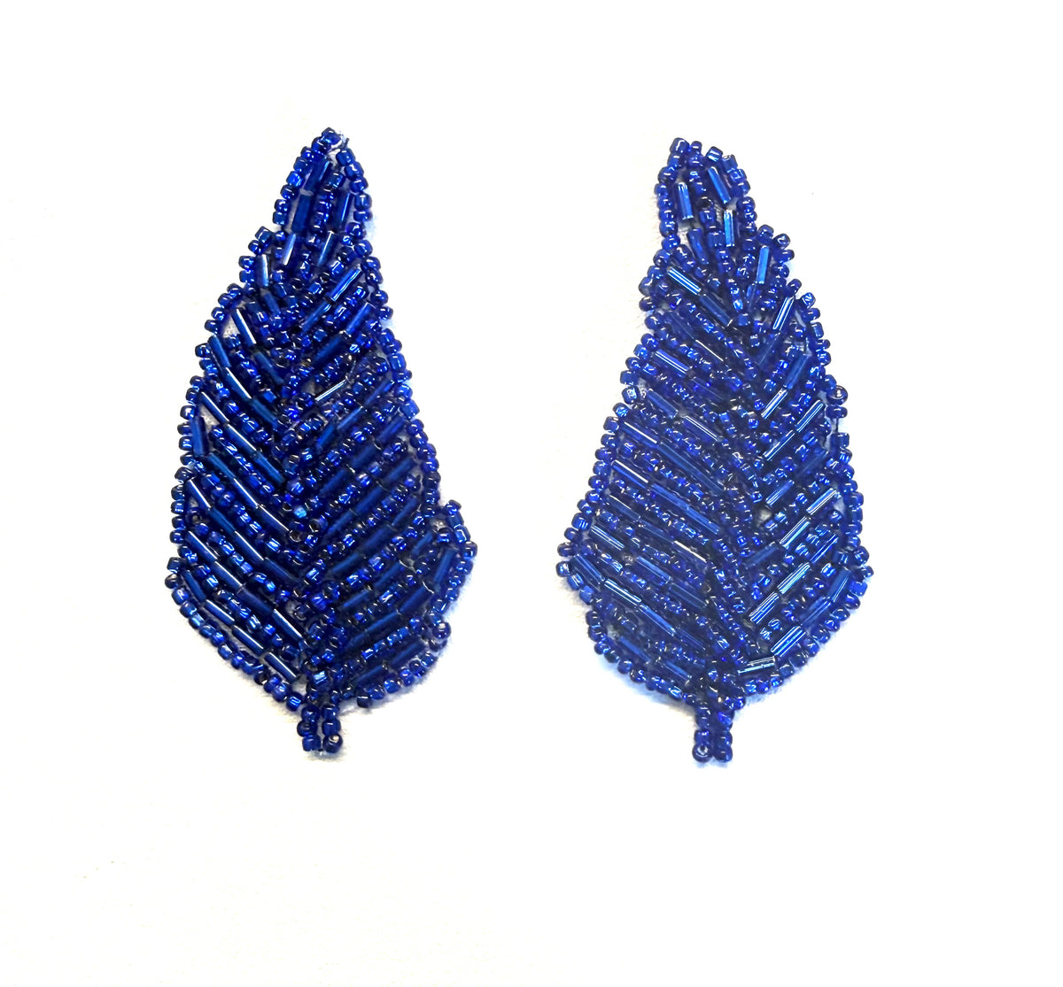 Par de hojas con 4 colores variantes: azul real, rosa, rojo, negro. Cuentas de 3" x 1.5"